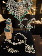 Luxury 6-Piece Emerald Green Indian Bridal Jewelry Set – Kundan Necklace, Earrings, Sheeshphool, Nath & 2 Adjustable Rings | 2 Gift Boxes 6064