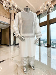 Medium Off White Machine Embroidery Yakhan Parahan Tunban – Premium Afghan Traditional Outfit