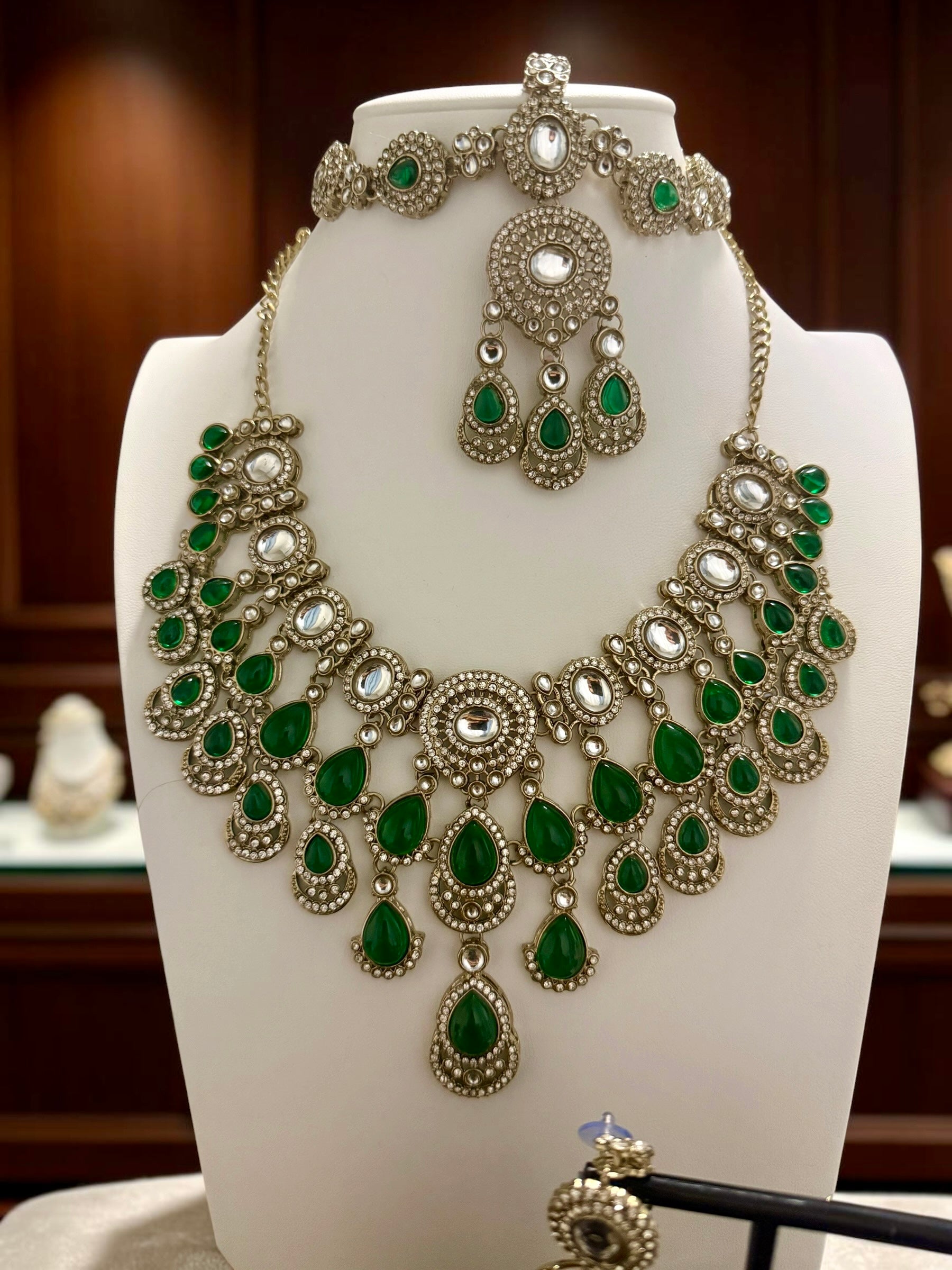 Emerald Green Kundan Half Bridal Jewelry Set – 6-Piece Necklace, Earrings, Sheeshphool, Nath & Adjustable Rings 6059