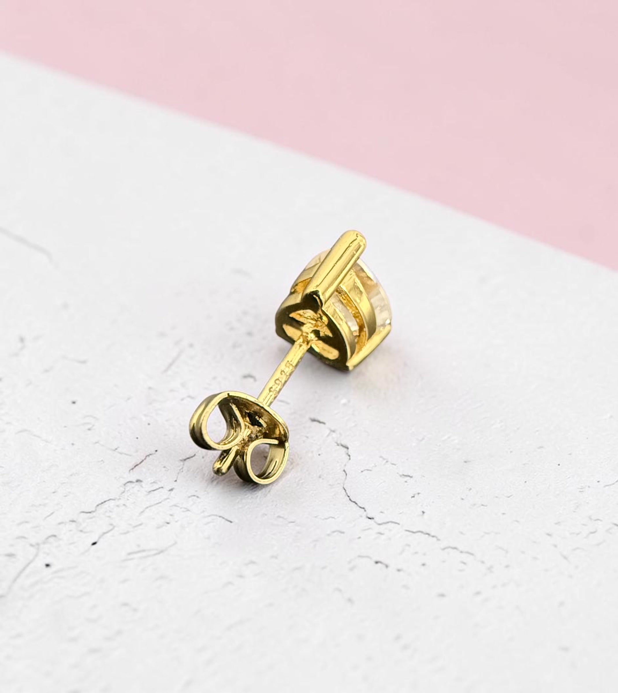 1 Carat Heart-Cut Moissanite Stud Earrings – S925 Posts – Gold or Silver