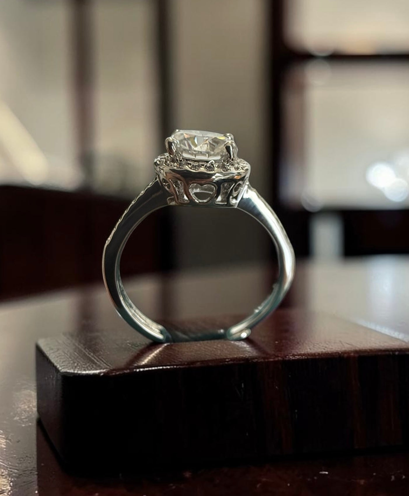 1 Carat Round Cut Moissanite Halo Ring – Adjustable Silver Tone Ring with GRA Certificate & Premium Jewelry Box 7060