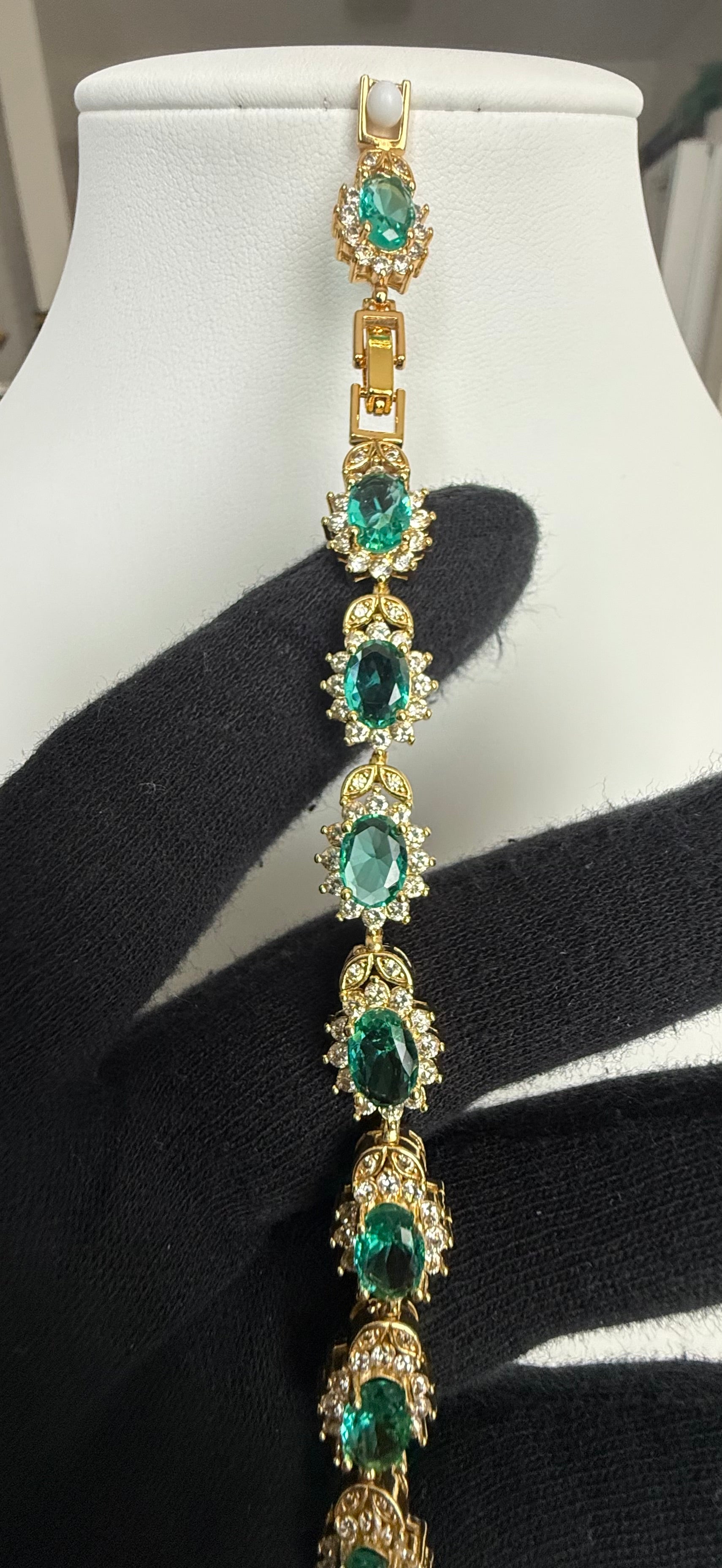 Emerald Green Oval Crystal Halo Link Bracelet – Gold Tone Statement Jewelry 7132