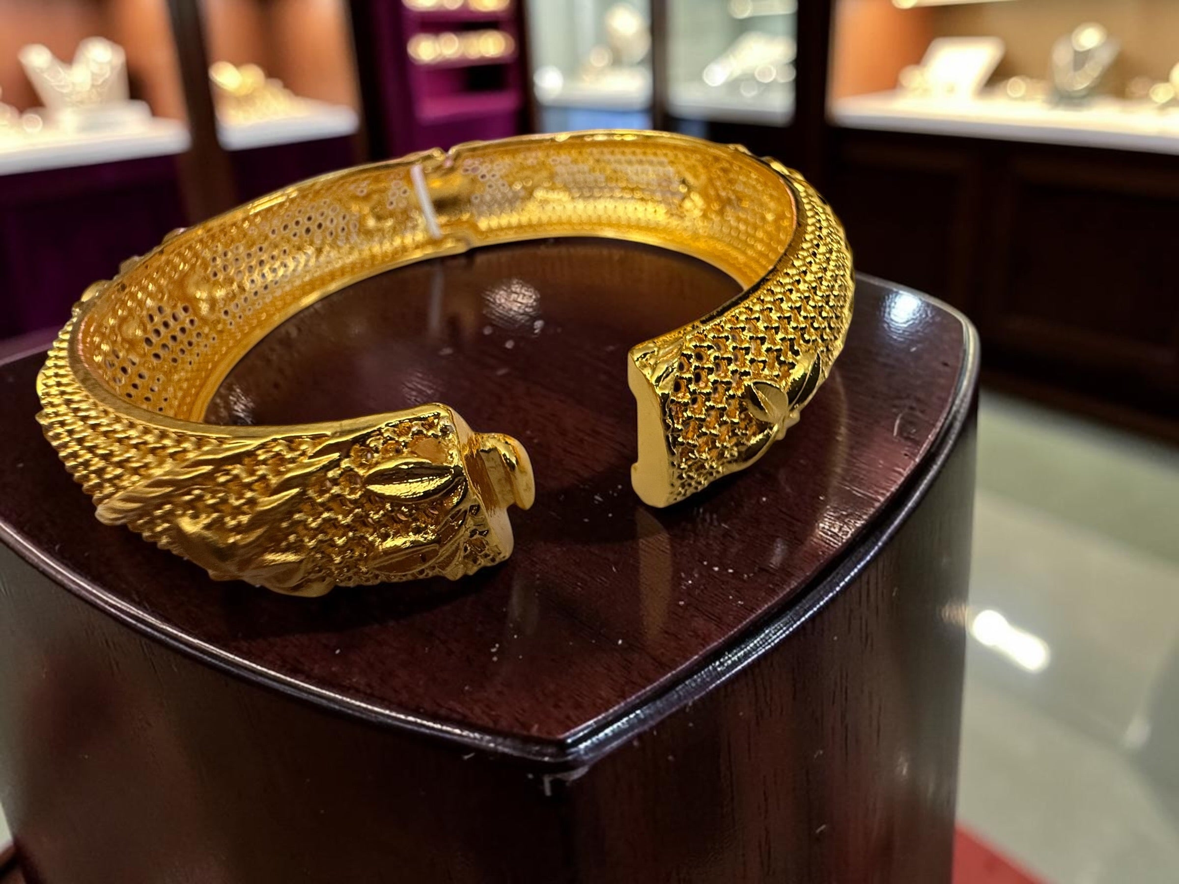 Women’s Gold-Tone Copper Floral Bangle – Dubai-Inspired Textured Bracelet 035