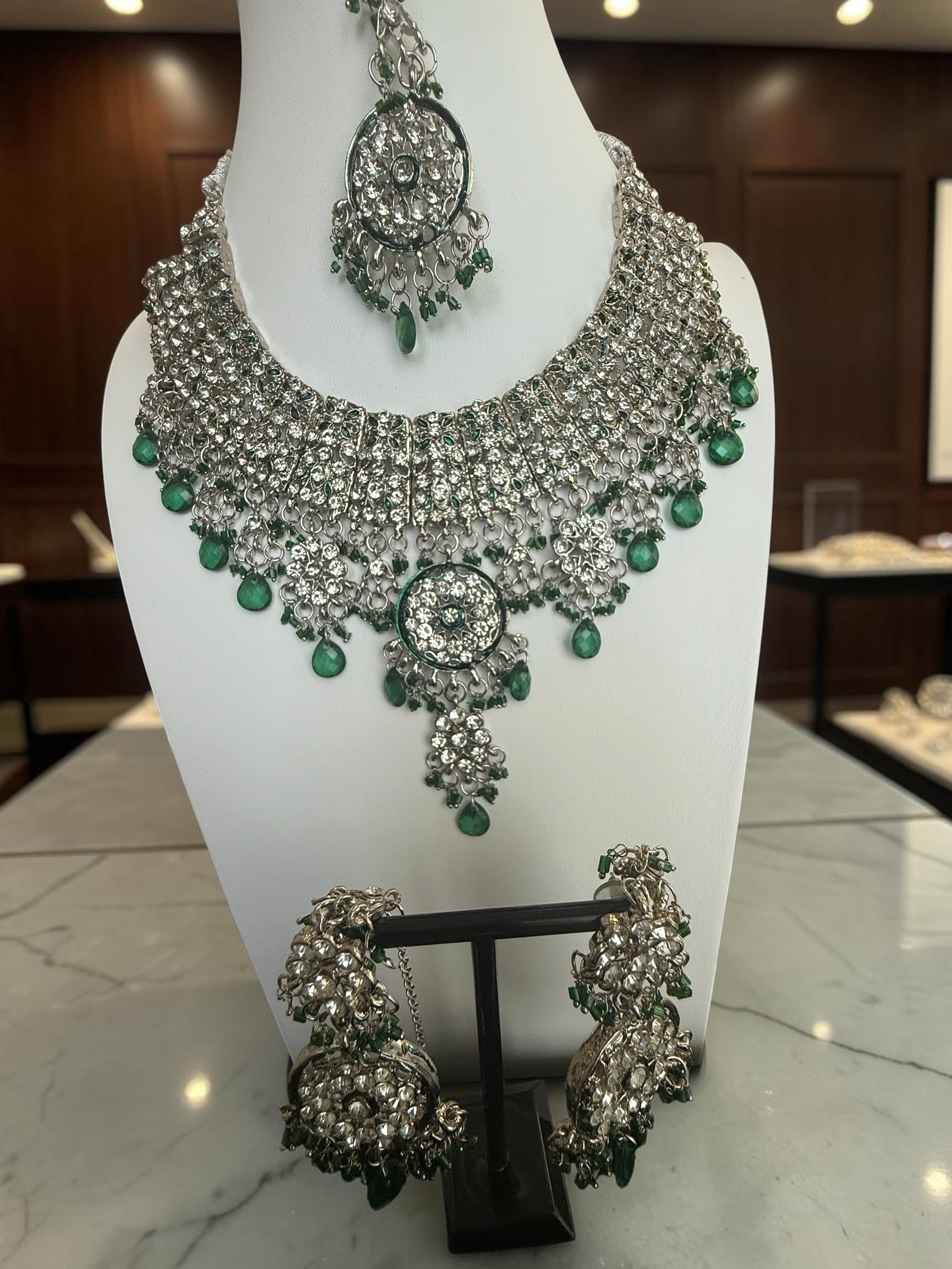 Emerald Green & Silver Kundan Style Bridal Jewelry Set with Necklace, Earrings & Maang Tikka | Indian Pakistani Afghan Wedding Jewelry | Gift Box Included 7008