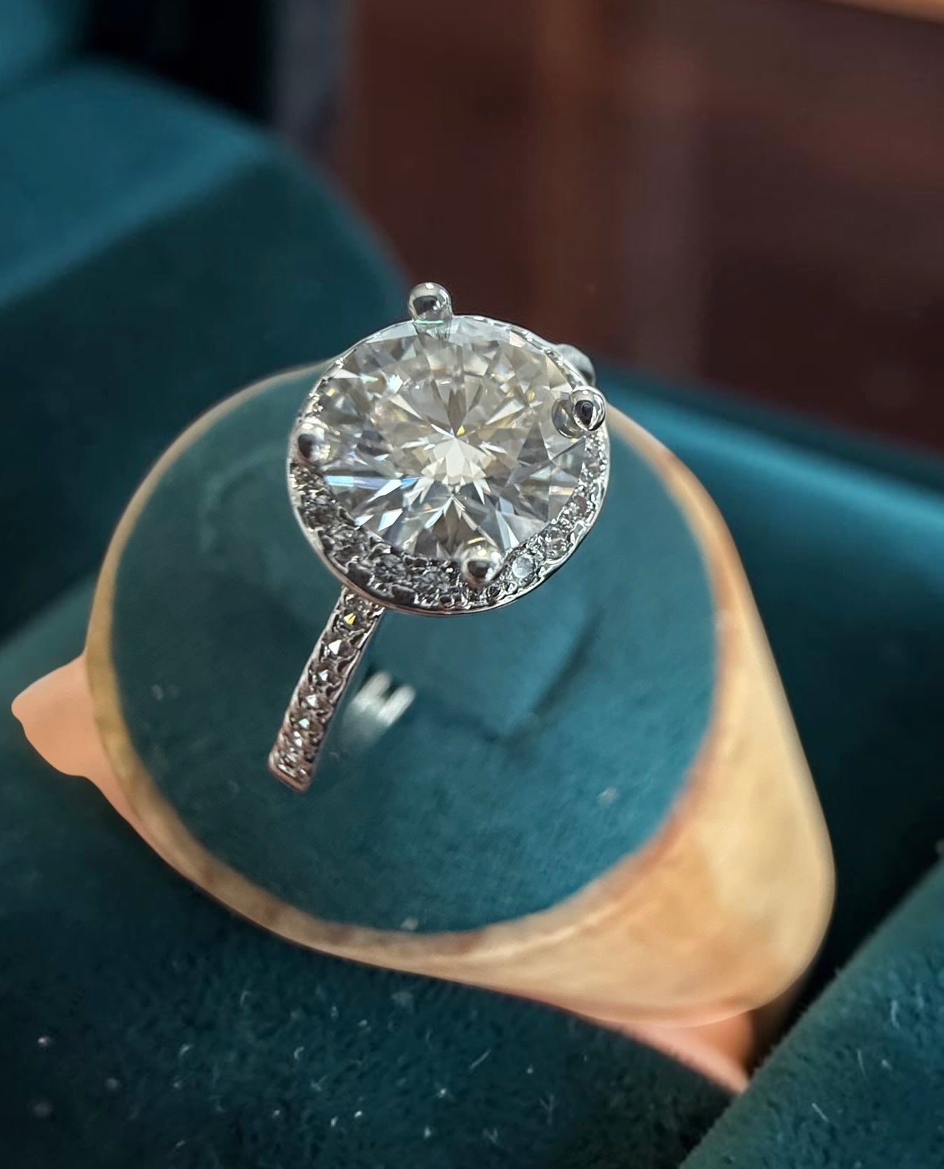 1 Carat Round Cut Moissanite Halo Ring – Adjustable Silver Tone Ring with GRA Certificate & Premium Jewelry Box 7060