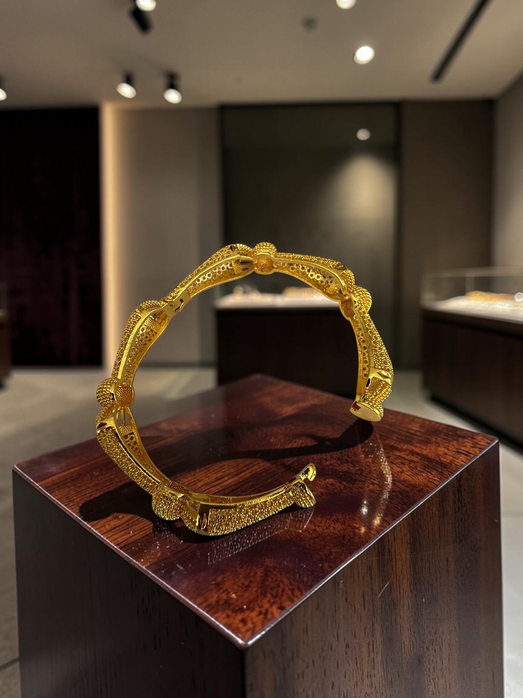 Women’s Gold-Tone Copper Openable Bangle – Dubai-Inspired Textured Bracelet 033