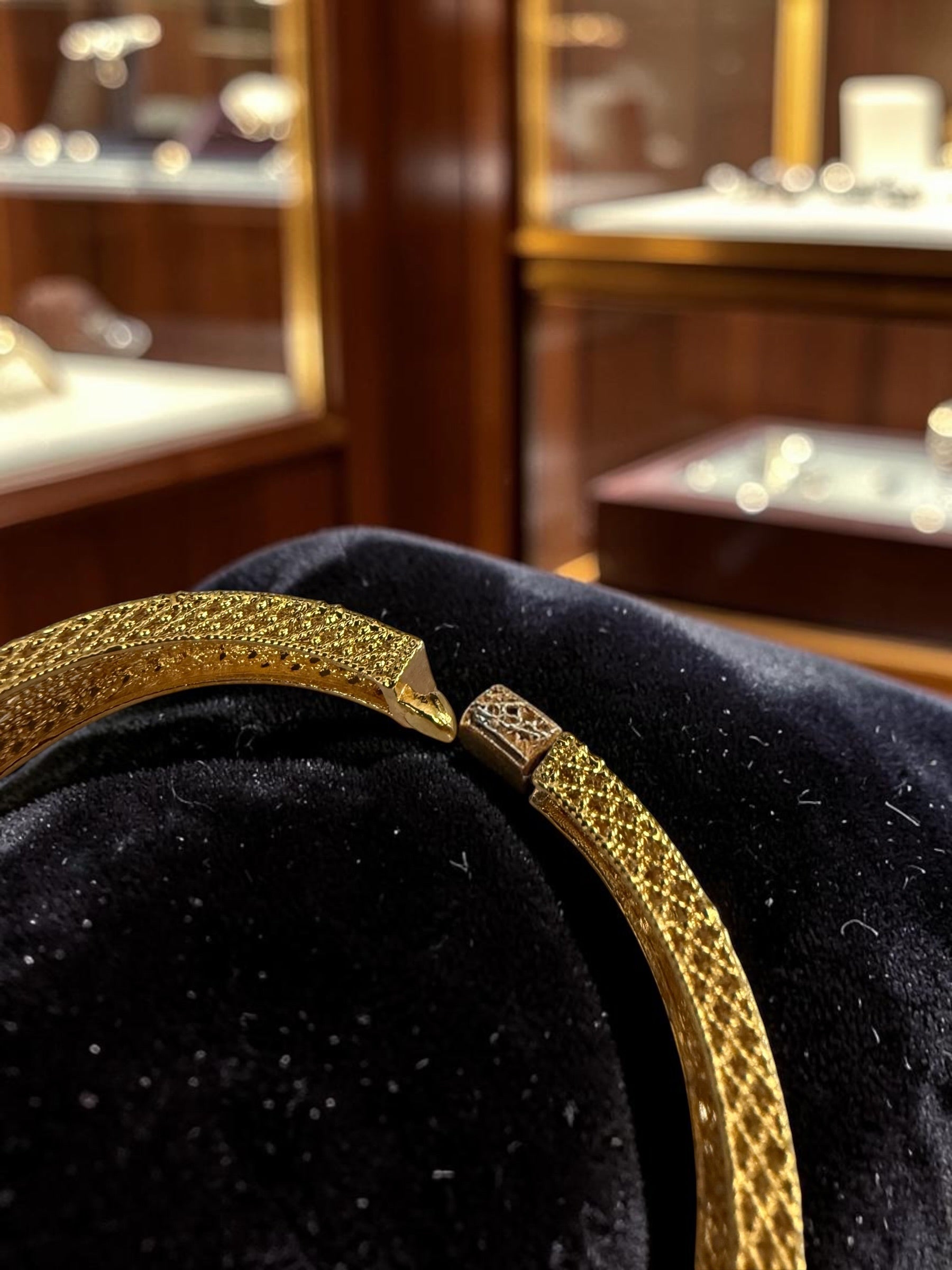 Women’s Wide Gold-Tone Copper Bangle – Dubai-Inspired Textured Openwork Bracelet 034