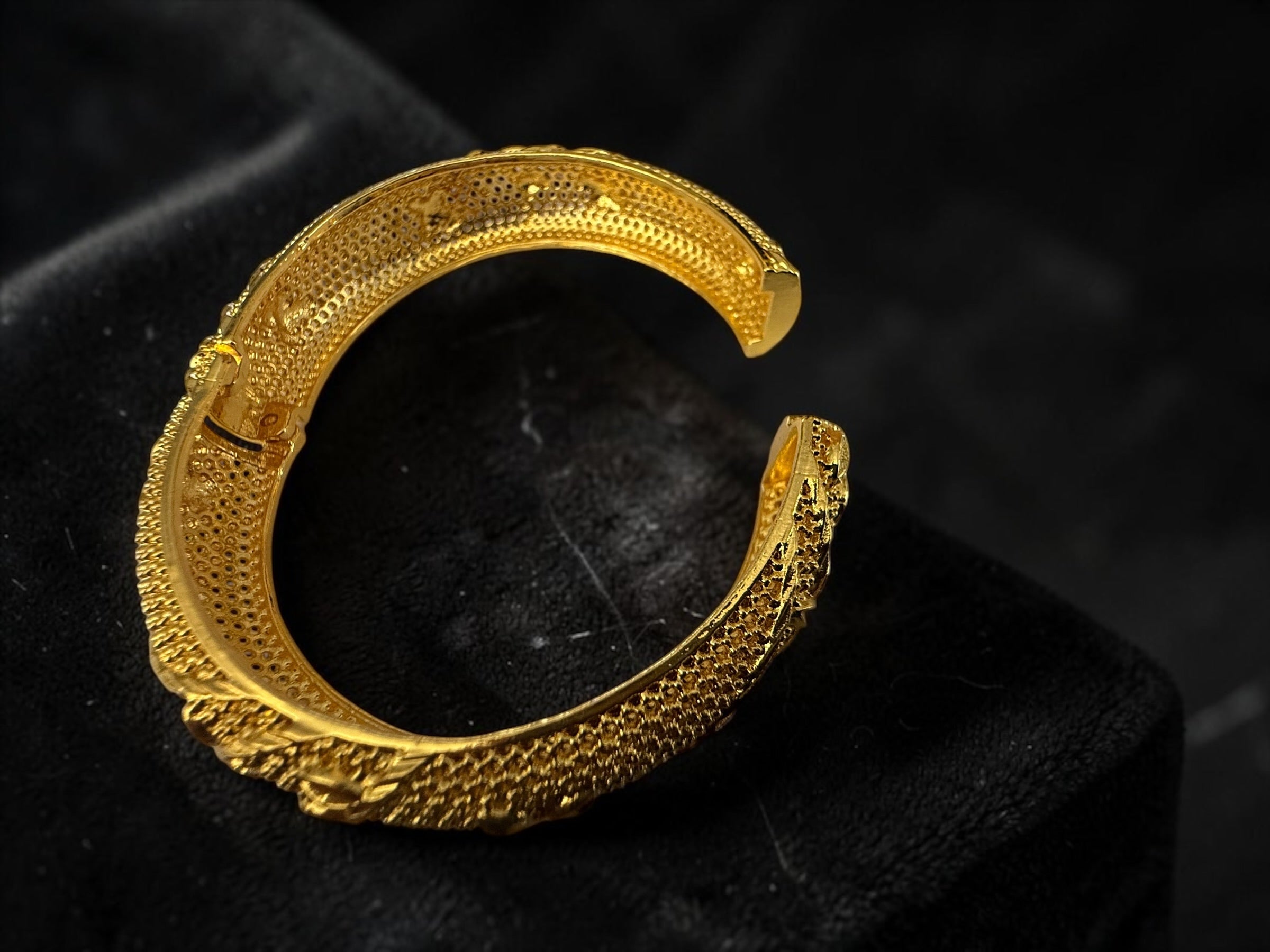 Women’s Gold-Tone Copper Floral Bangle – Dubai-Inspired Textured Bracelet 035