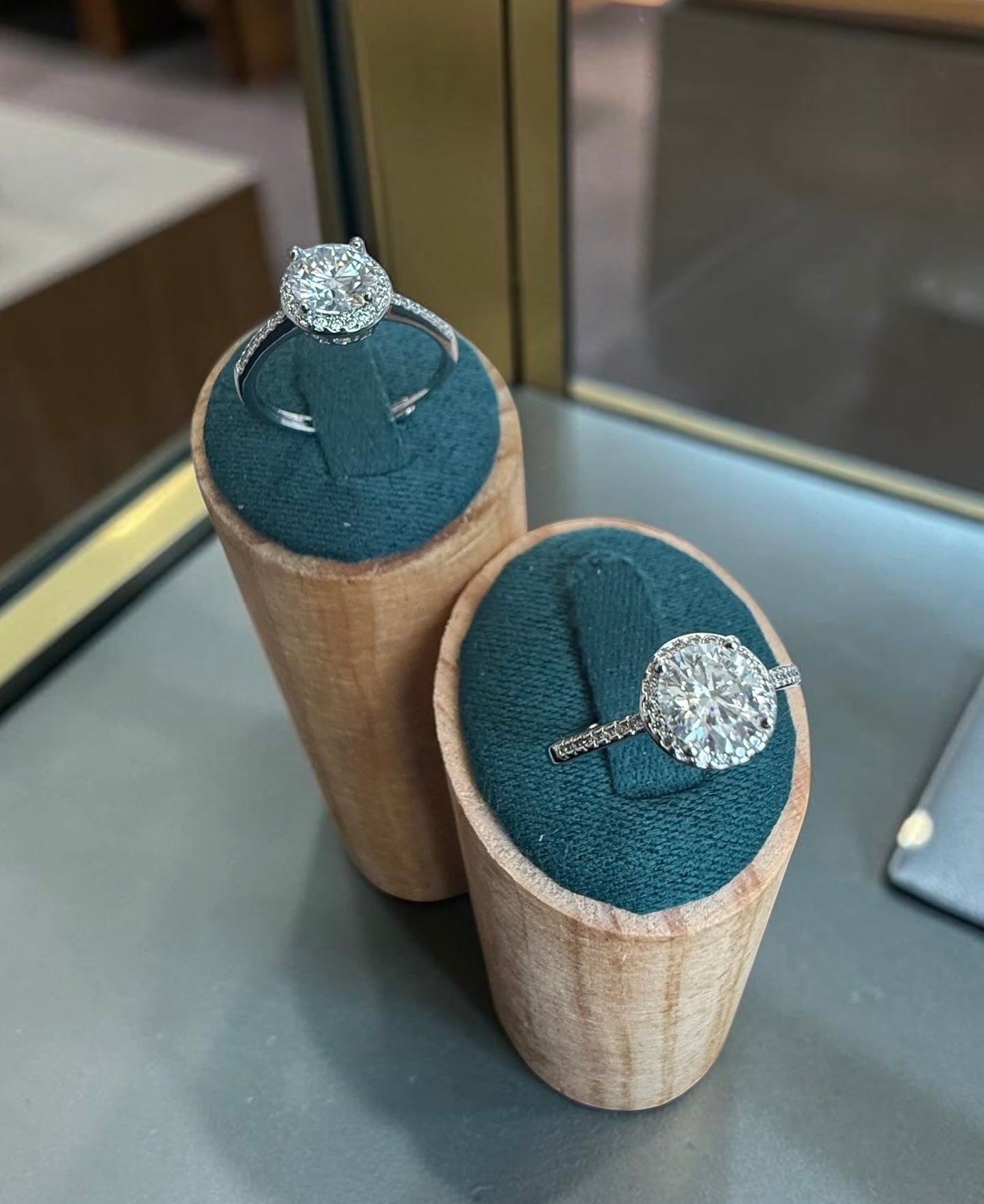 1 Carat Round Cut Moissanite Halo Ring – Adjustable Silver Tone Ring with GRA Certificate & Premium Jewelry Box 7060
