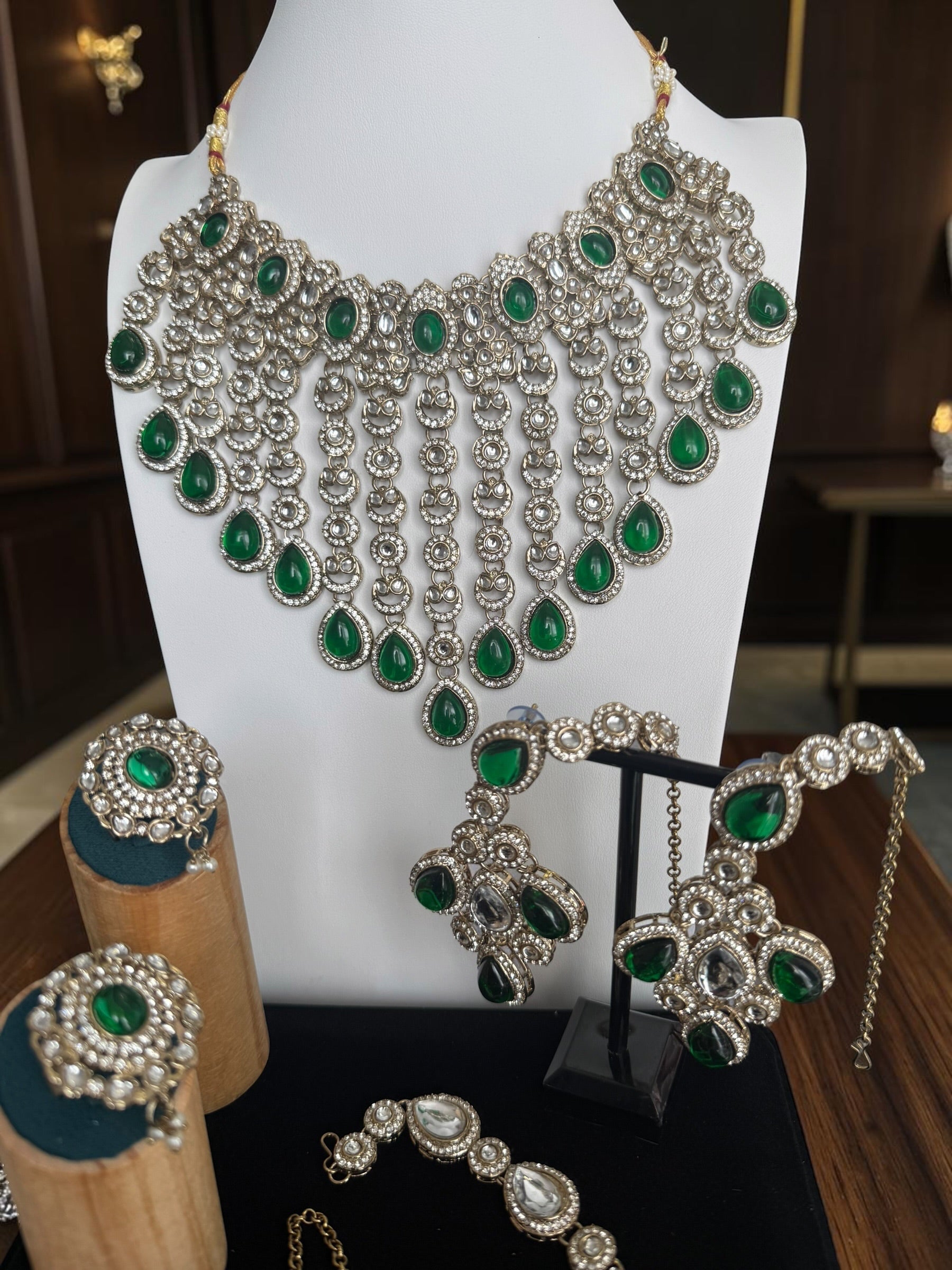 Luxury 6-Piece Emerald Green Indian Bridal Jewelry Set – Kundan Necklace, Earrings, Sheeshphool, Nath & 2 Adjustable Rings | 2 Gift Boxes 6064