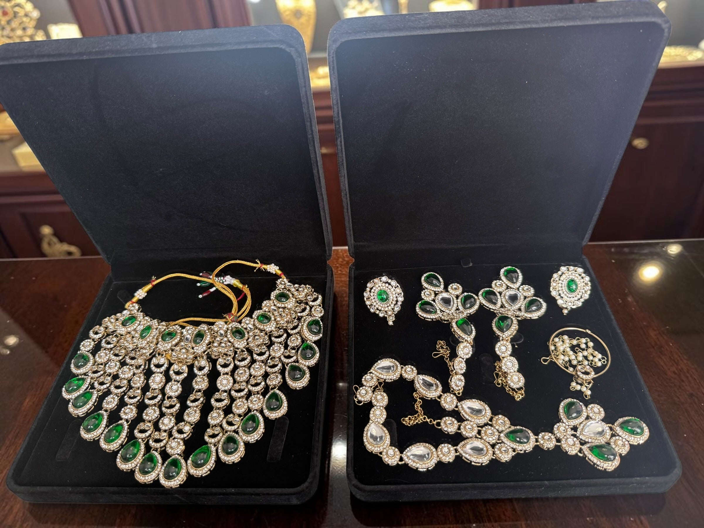 Luxury 6-Piece Emerald Green Indian Bridal Jewelry Set – Kundan Necklace, Earrings, Sheeshphool, Nath & 2 Adjustable Rings | 2 Gift Boxes 6064