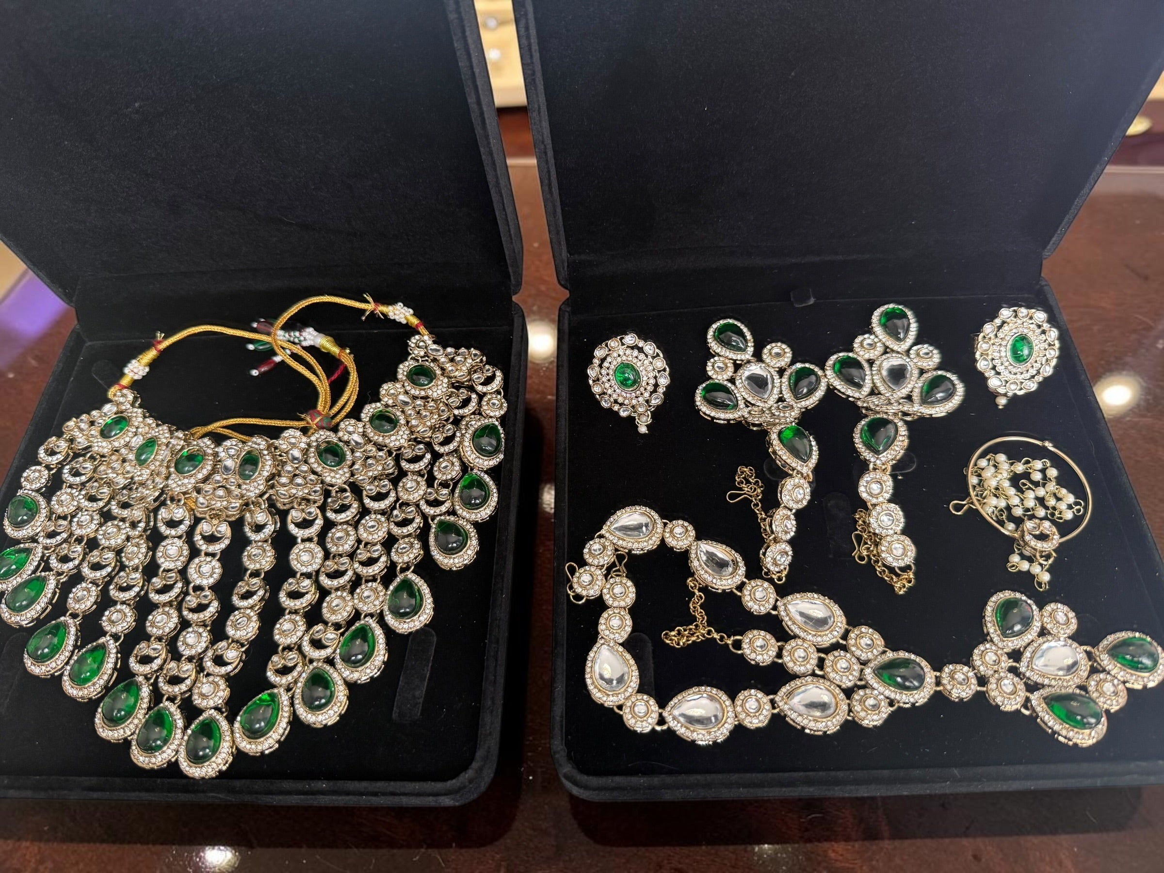 Luxury 6-Piece Emerald Green Indian Bridal Jewelry Set – Kundan Necklace, Earrings, Sheeshphool, Nath & 2 Adjustable Rings | 2 Gift Boxes 6064