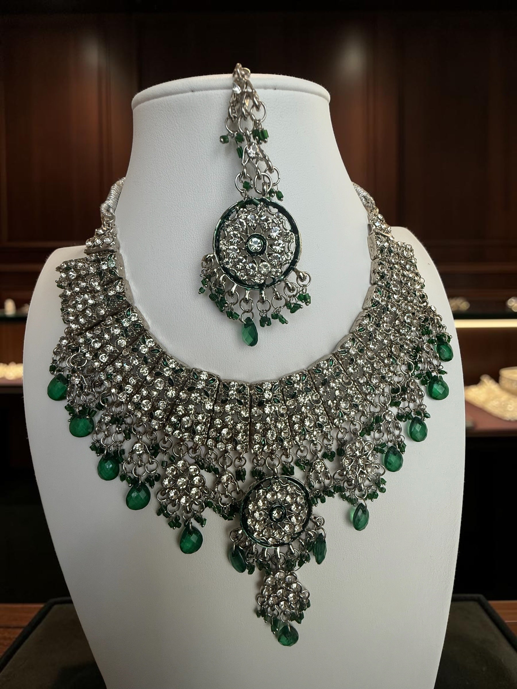 Emerald Green & Silver Kundan Style Bridal Jewelry Set with Necklace, Earrings & Maang Tikka | Indian Pakistani Afghan Wedding Jewelry | Gift Box Included 7008