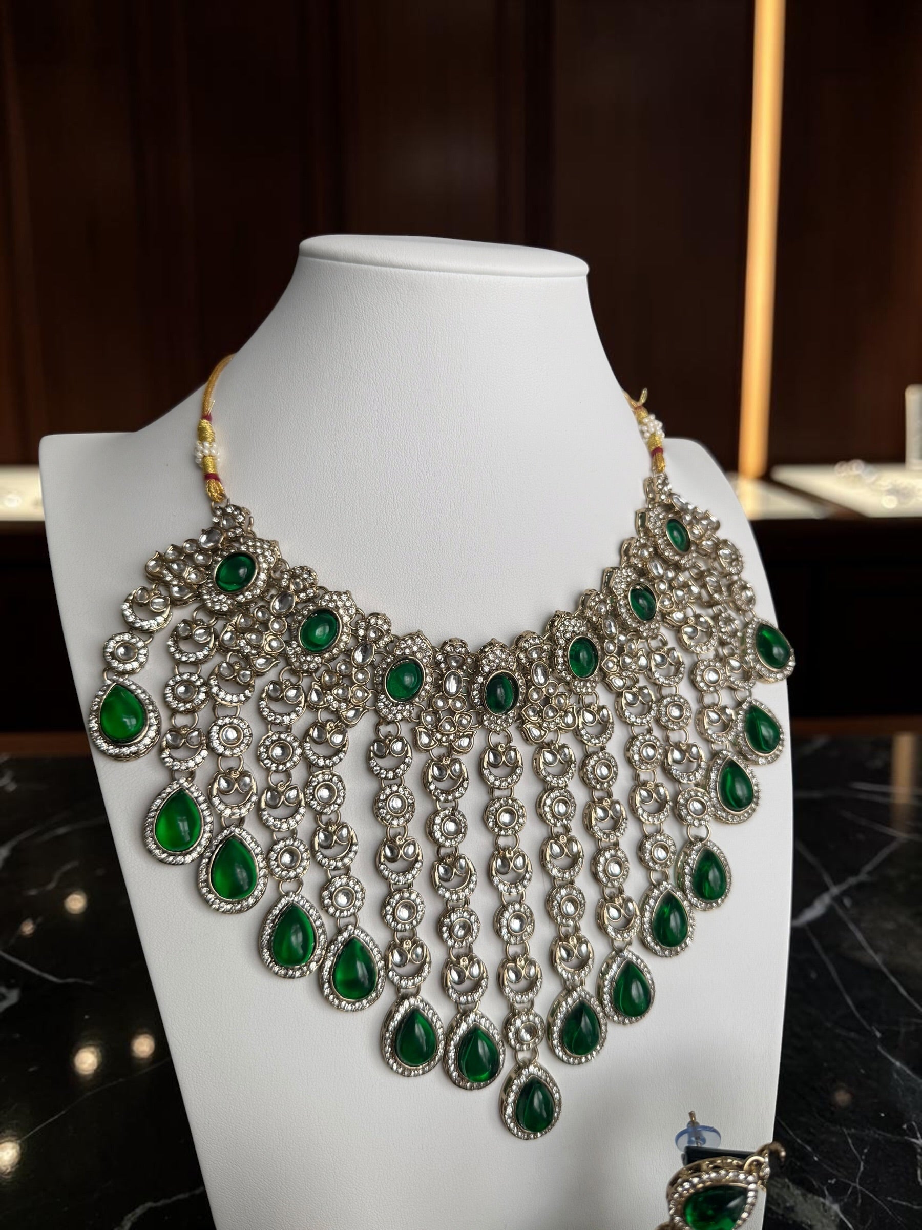 Luxury 6-Piece Emerald Green Indian Bridal Jewelry Set – Kundan Necklace, Earrings, Sheeshphool, Nath & 2 Adjustable Rings | 2 Gift Boxes 6064