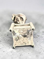 1 CT Princess-Cut Moissanite Stud Earrings – Gold or Silver, D Color VVS1